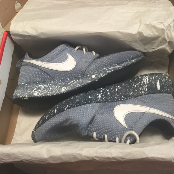 Nike Roshe Runs (6.5y , 8 in women)