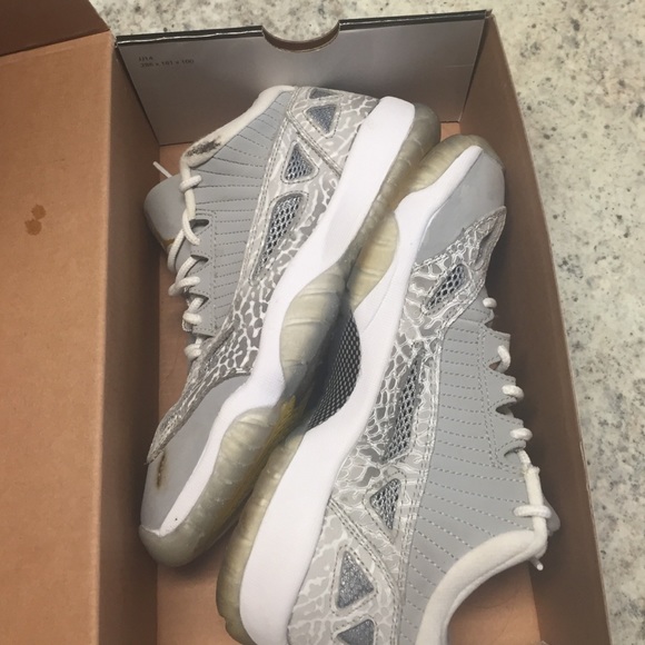 Air Jordan 11 (4.5y, 6 in women)