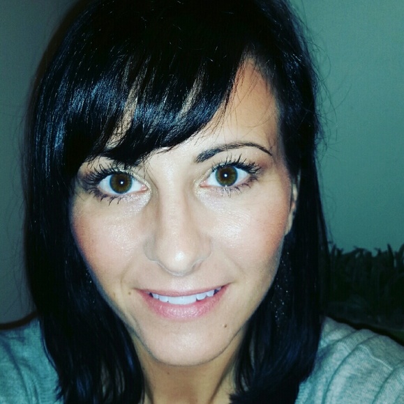 Meet your Posher, Hollie - Picture 2 of 3