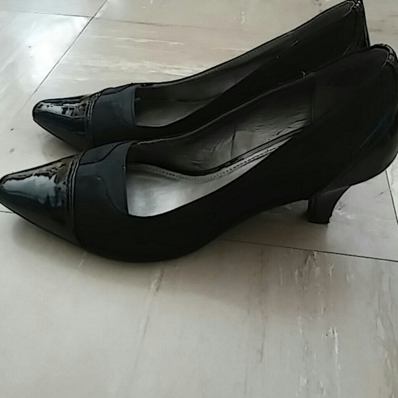 CIRCA Joan & David Pointed Toe Heels - Picture 2 of 4