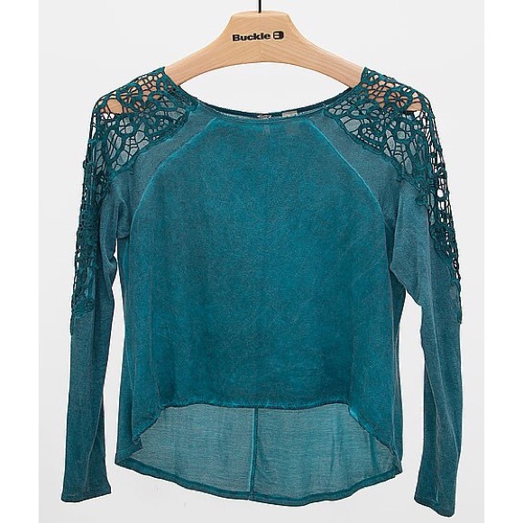 Buckle Tops - Gimmicks by BKE washed top