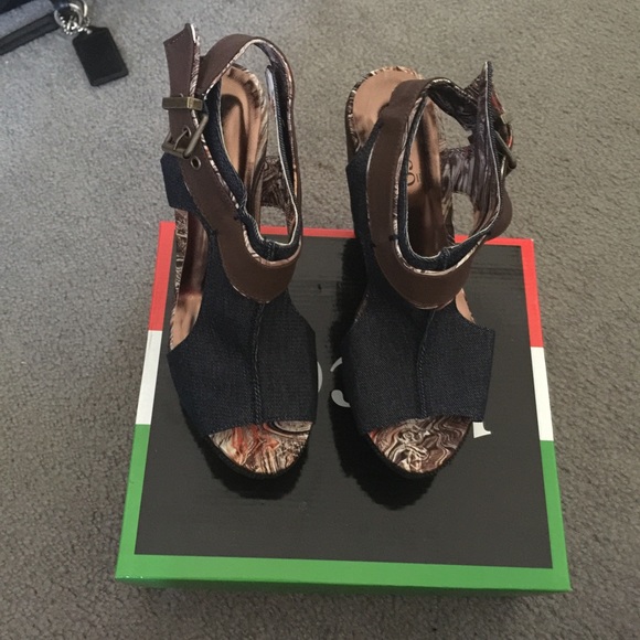 Bucco Capensis wedges