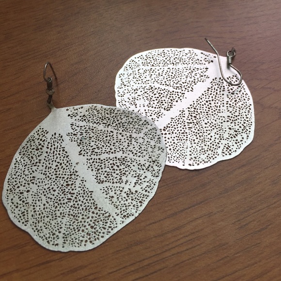 Thin leaf design silver earrings
