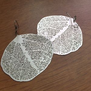 Thin leaf design silver earrings