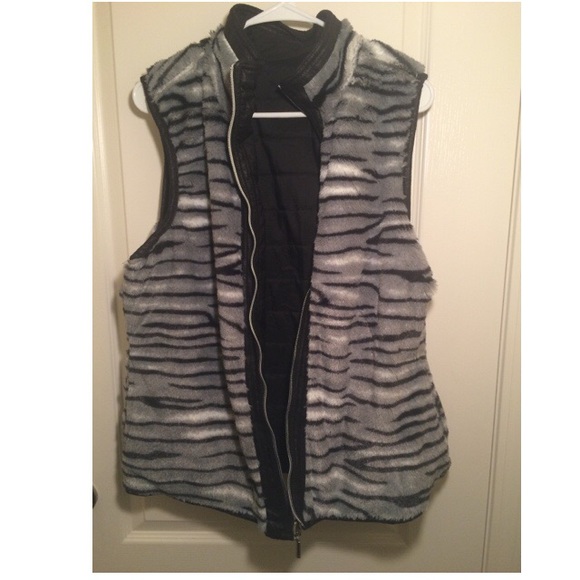 LIKE NEW Reversible puffer vest