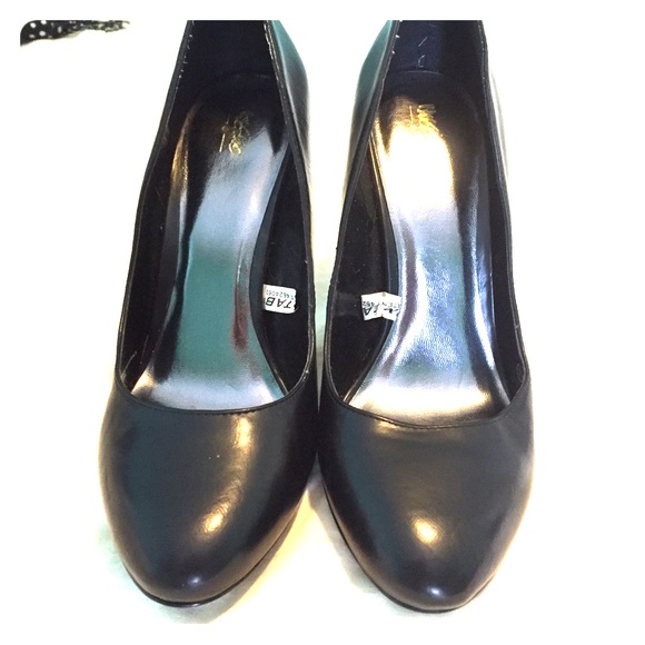 Black pumps