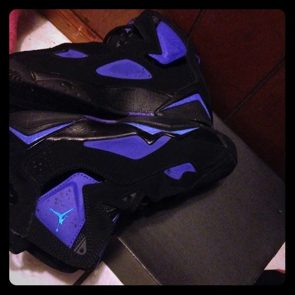 Black and blue Jordan lagoons size 5