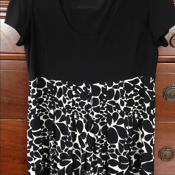 Designer Blk&White dress. It's classic: it's Jones