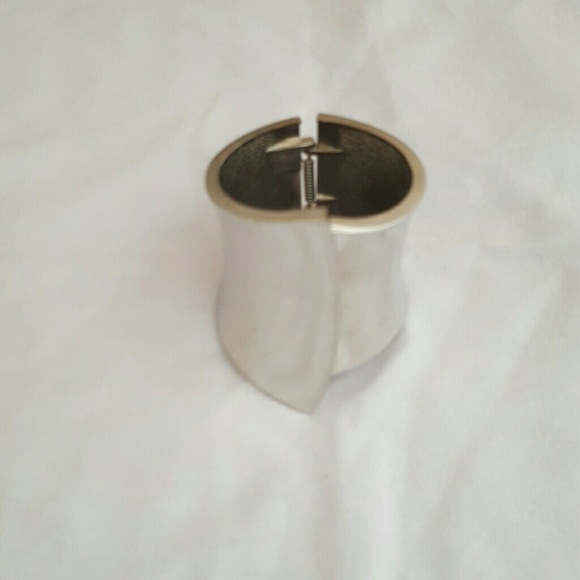 Beautiful Silver cuff - Picture 2 of 2