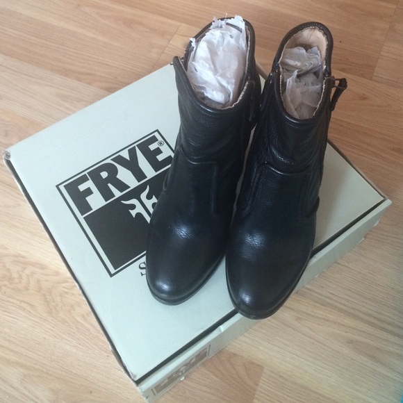 Frye Sylvia Piping Bootie in soft vintage leather. - Picture 2 of 4