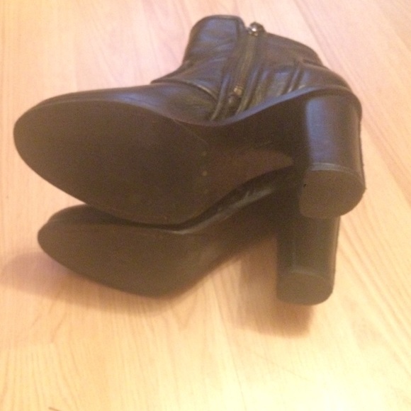 Frye Sylvia Piping Bootie in soft vintage leather. - Picture 4 of 4