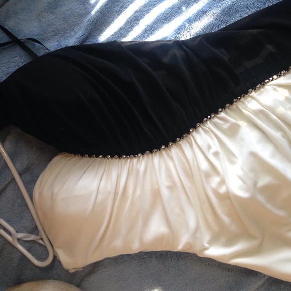 Cache prom/formal dress - Picture 2 of 3