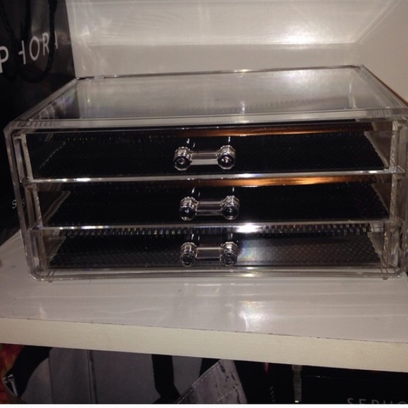Make up organizer