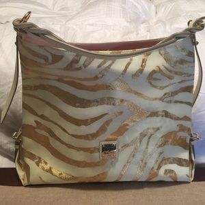 Shoulder bag with giraffe print