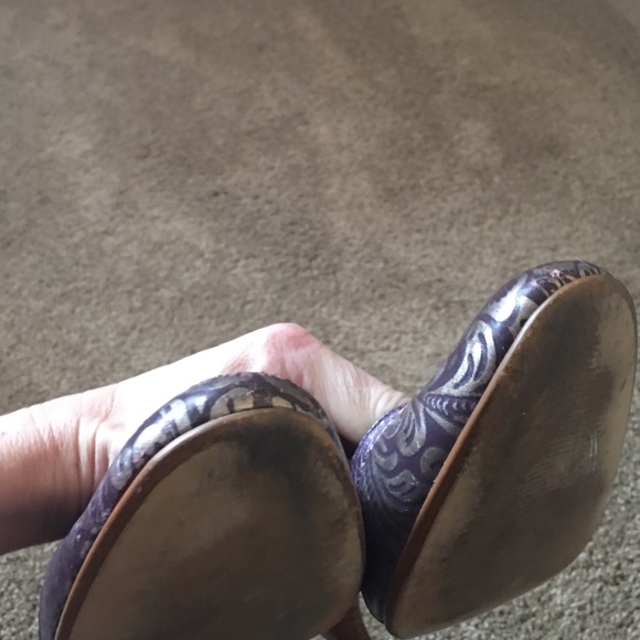 Carlos Santana purple and flower tip heels - Picture 4 of 4