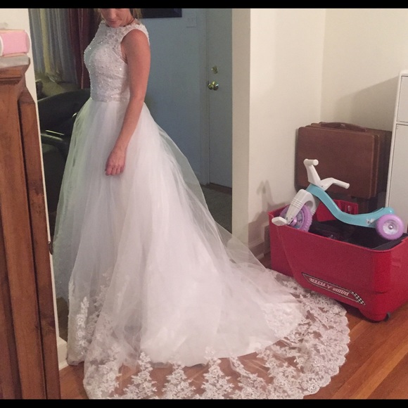 Beautiful white lace & sequence wedding gown - Picture 2 of 4