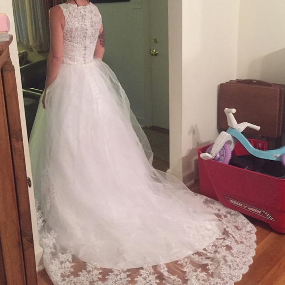 Beautiful white lace & sequence wedding gown - Picture 3 of 4