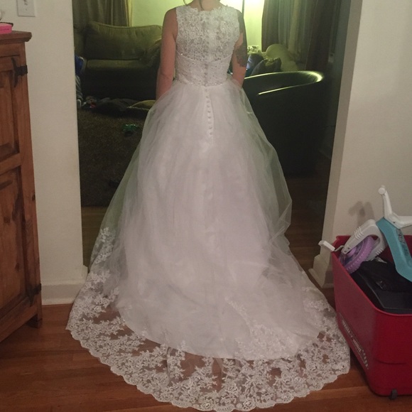 Beautiful white lace & sequence wedding gown - Picture 4 of 4