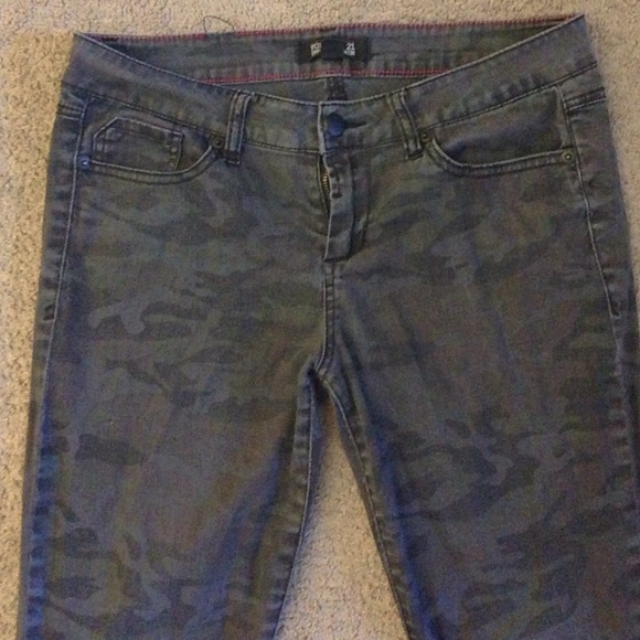 🎉 cute camo skinny jeans!