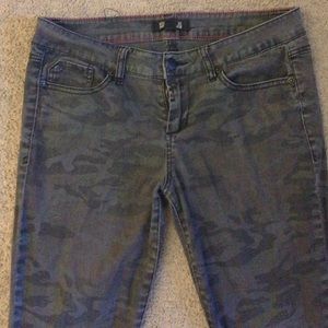 🎉 cute camo skinny jeans!