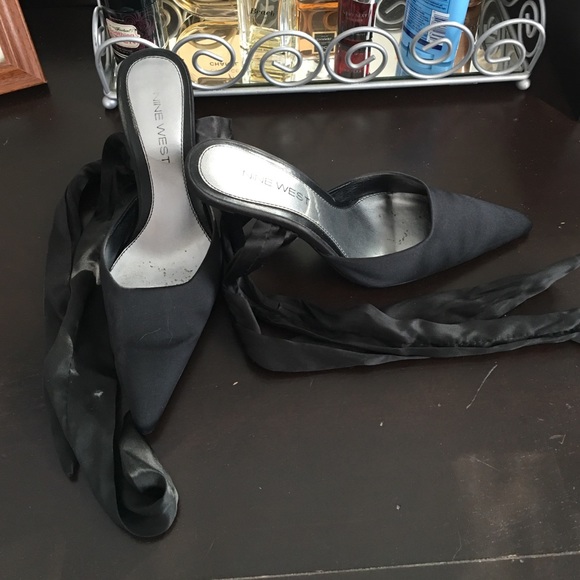 Nine West Slide Pump with tie