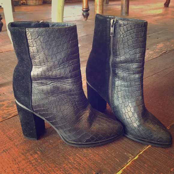 ⚡️FINAL PRICE⚡️Urban Solsana croc and suede bootie