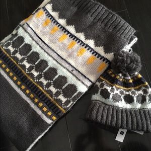 NWT Gap knit pom hat and scarf set