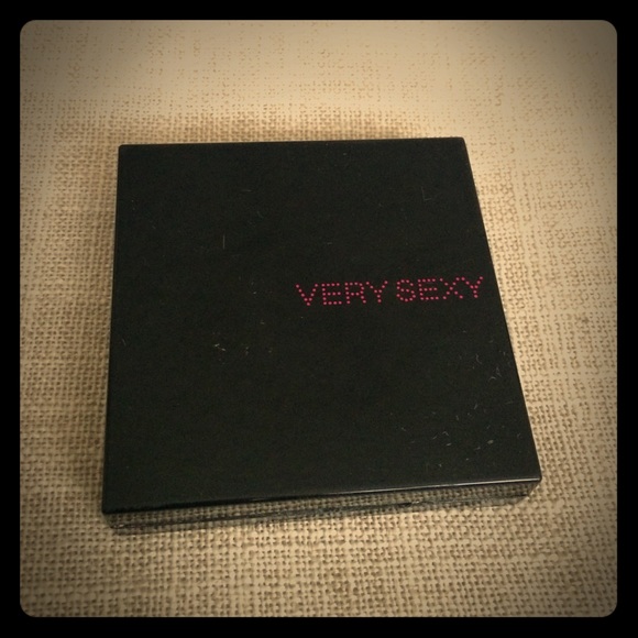 Mosaic eyeshadow by Victoria secrets in frisky