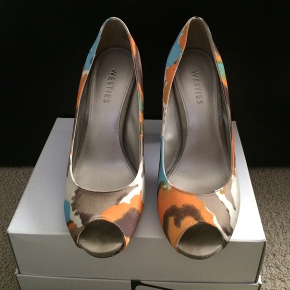 Peep toe pumps