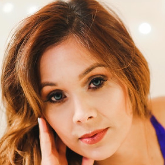 Meet your Posher, Stephanie - Picture 2 of 3