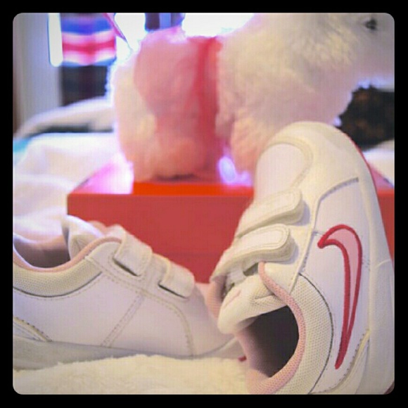 Toddler girls white and baby pink nikes!