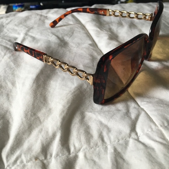 Sleek square sunglasses with chain siding - Picture 1 of 2