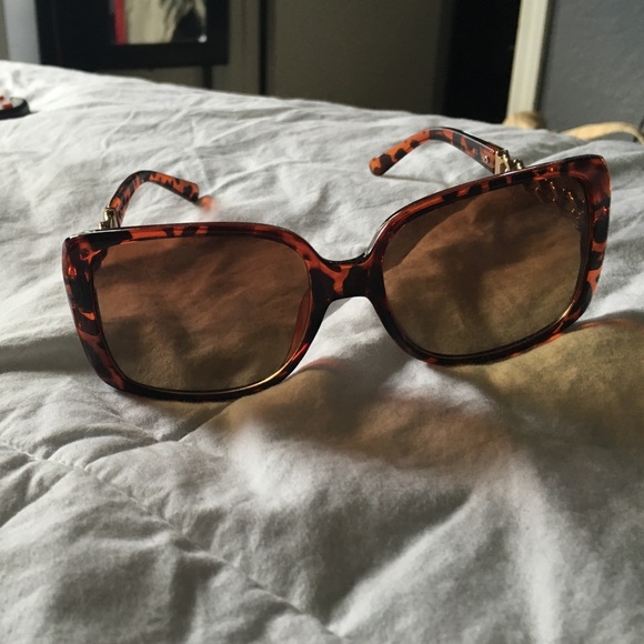 Sleek square sunglasses with chain siding - Picture 2 of 2