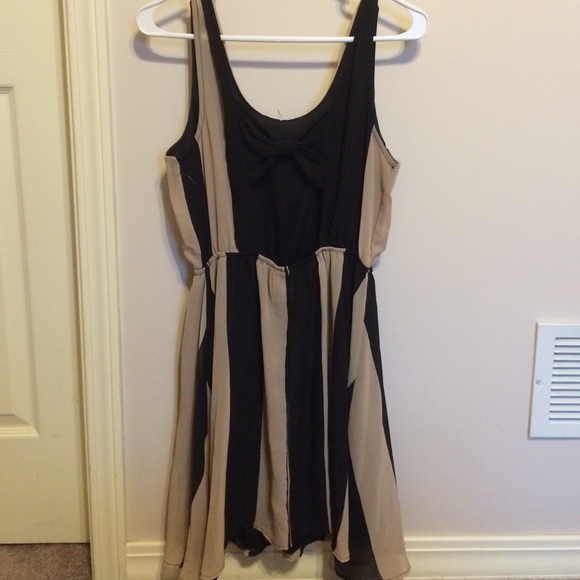 Lila Keyhole Dress - Picture 2 of 4
