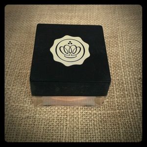 Glossybox highlighter in Cashmere by Kryolan