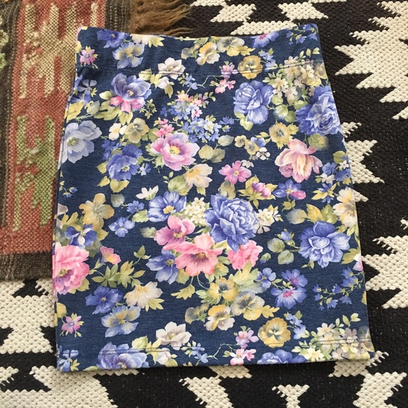 Body Con Skirt with Vintage Floral Pattern