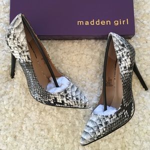 SM New snakeskin heels
