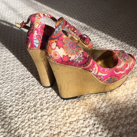 Summer wedges! Size 7 - Picture 3 of 4