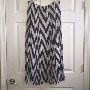 Dressbarn Black & White Chevron Pattern Skirt