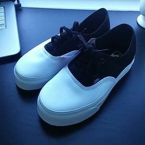 NWT UNISEX White & Black Vans