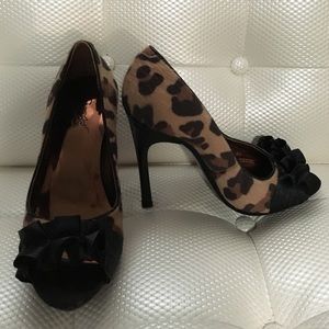 Leopard pumps by Carlos Santana