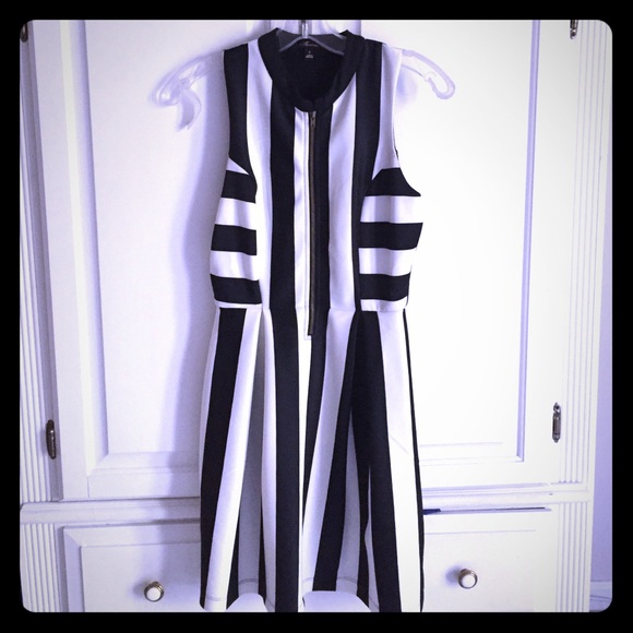 Boutique black and white striped dress zipper top