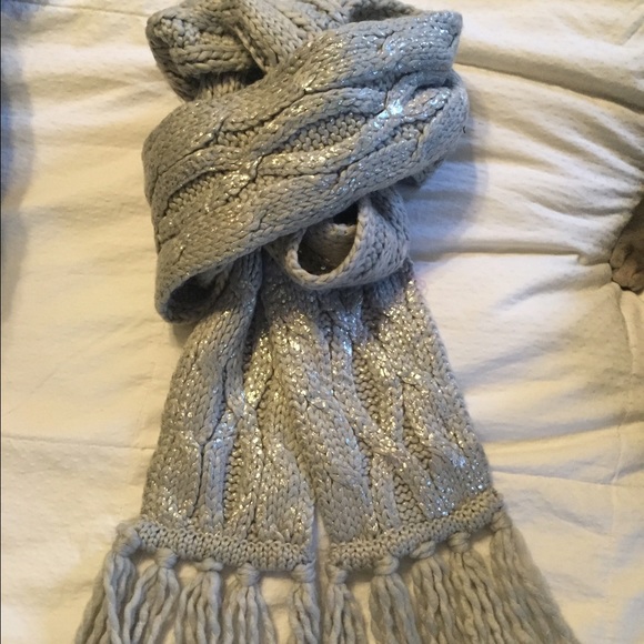Long slender silver/ gray scarf
