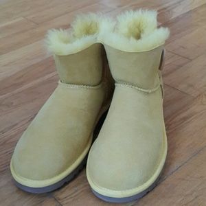 UGG