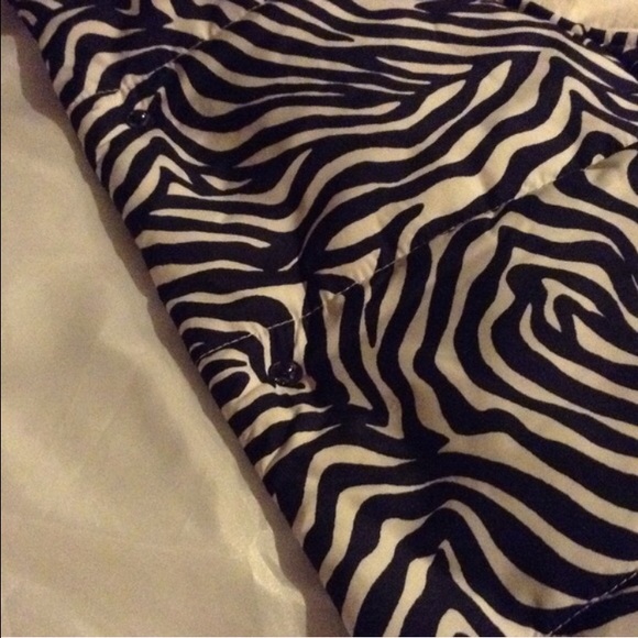 Liz Claiborne zebra print puffer vest - Picture 2 of 2