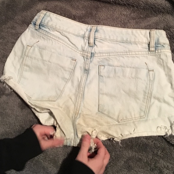light wash high rise shorts - Picture 3 of 4