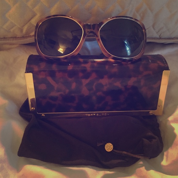 Tory Burch tortoise shell sunglasses 😎