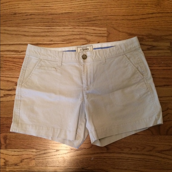 Old Navy Perfect 5 Inch Shorts in Khaki