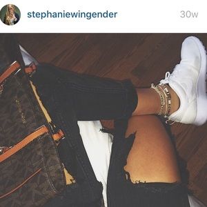 white nike roshe runs