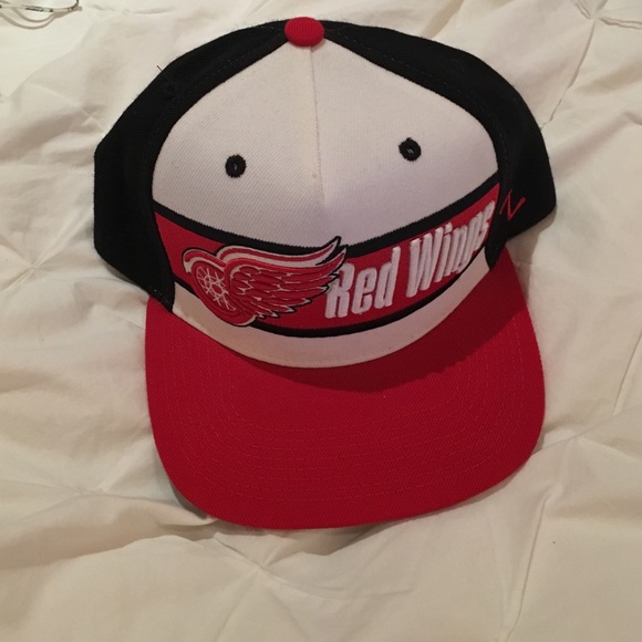 Zephyr hat. Red Wings